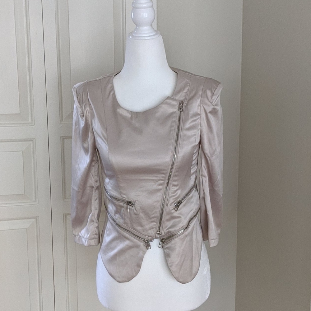 *FINAL MARKDOWN* NWOT Stylish zipper jacket